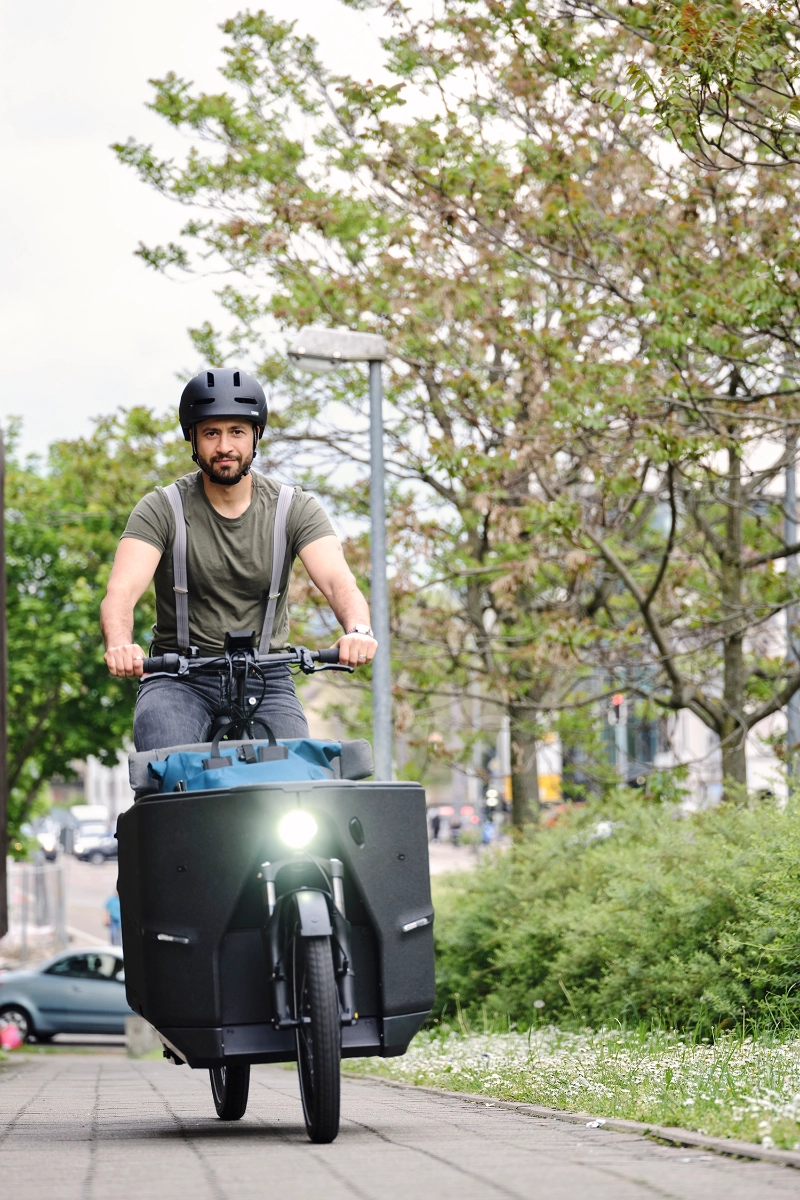 JobRadler fährt mit Lastenrad und Licht