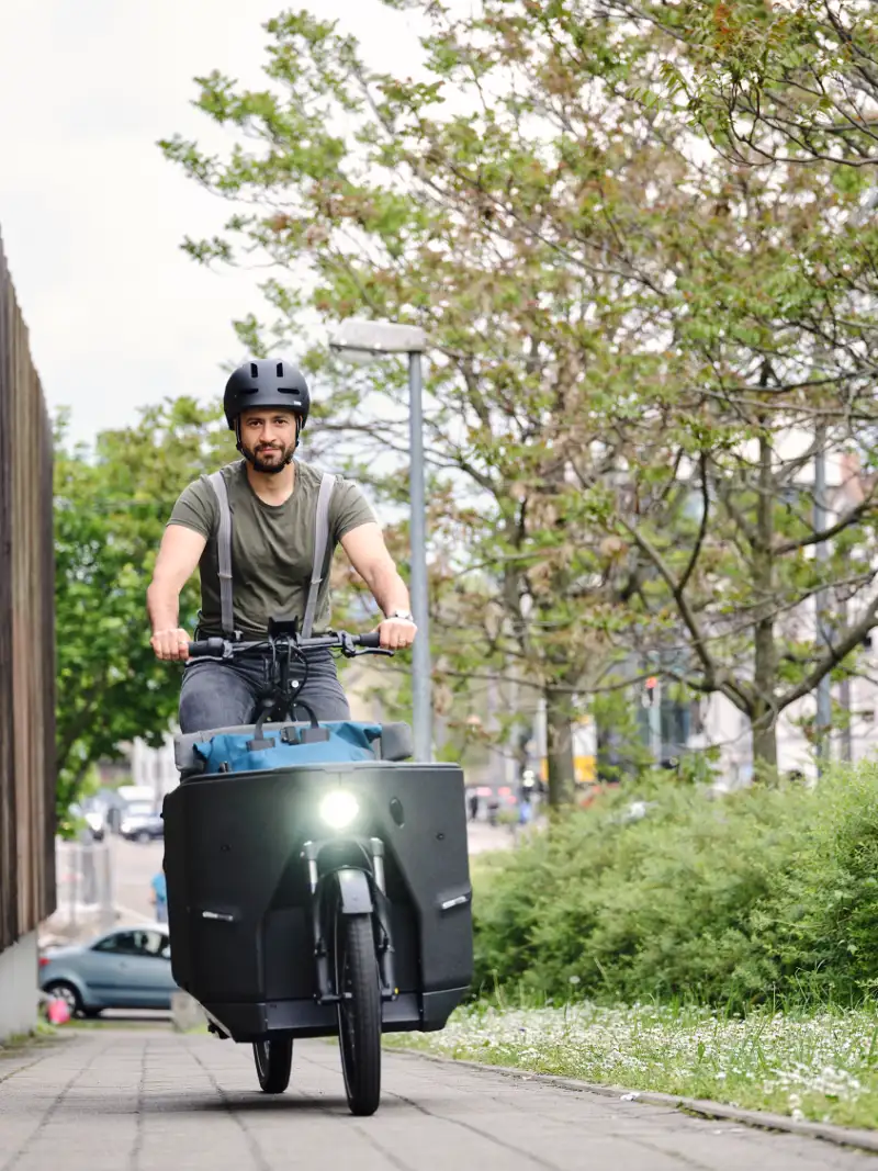 JobRadler fährt mit Lastenrad und Licht