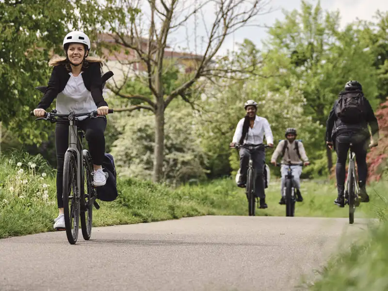 Hebamme mit Dienstrad auf dem Radweg